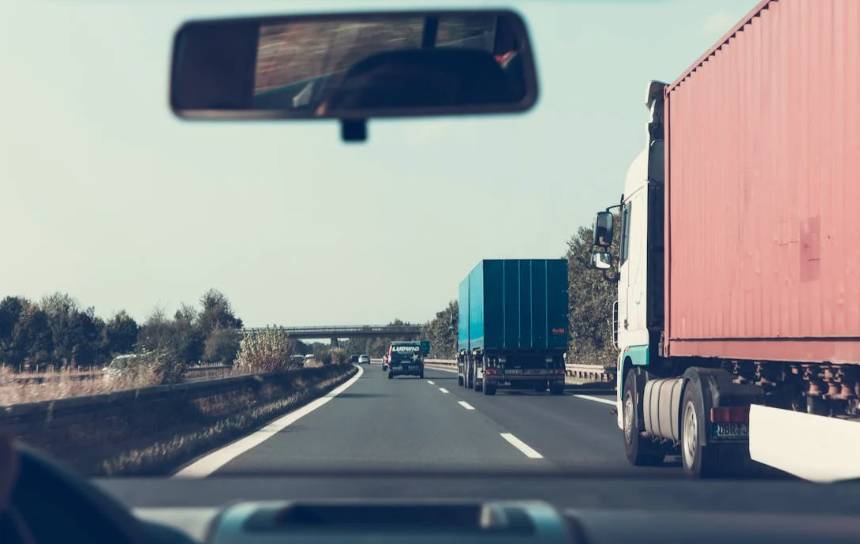 Ilustrasi menyalip truk (Pexels/Markus Spiske)