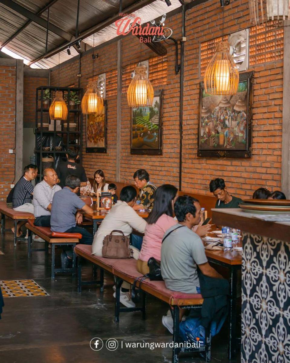 Suasana di Warung Wardani Tuban (instagram.com/warungwardanibali)