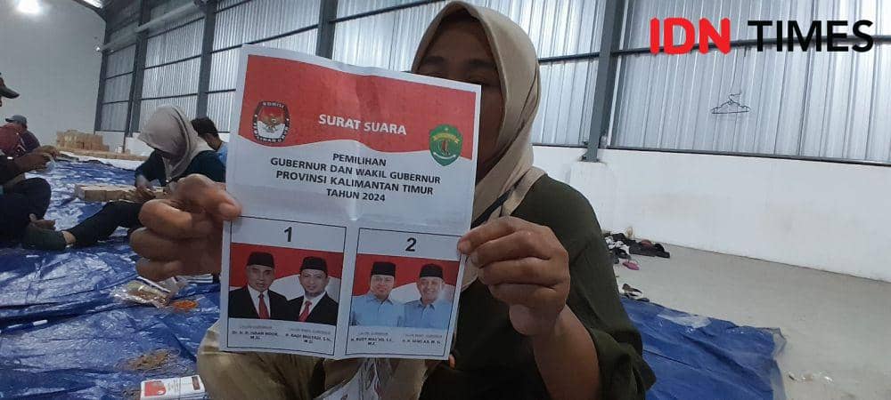 Petugas pelipat suara menunjukkan kertas suara Pilgub Kaltim di Gudang Logistik KPU Balikpapan, Senin (11/11/2024). (IDN Times/Erik Alfian)