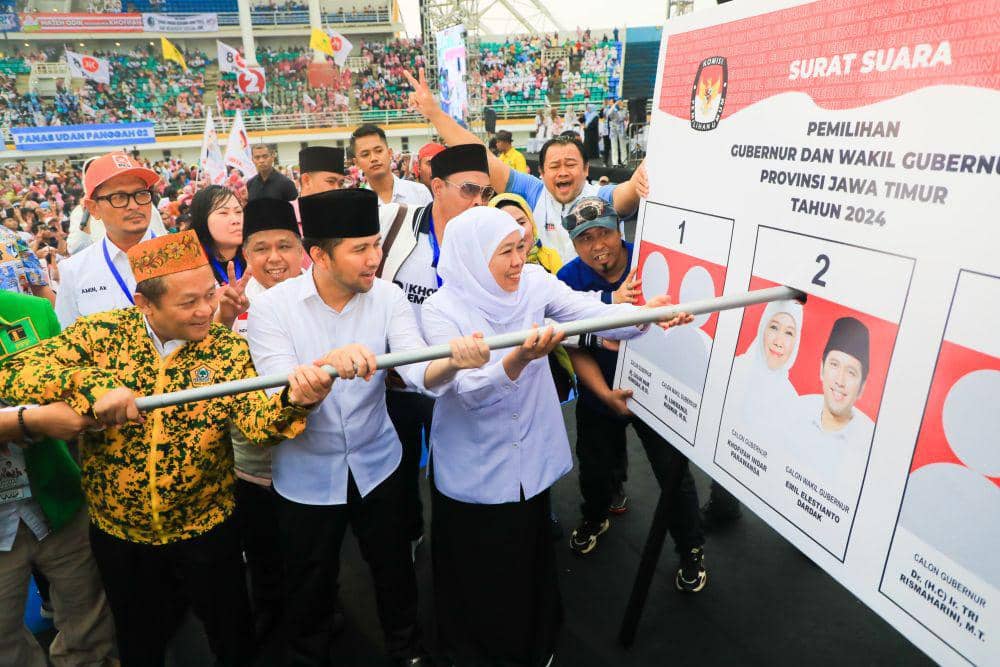 Kampanye akbar pasangan Calon Gubernur dan Wakil Gubernur Jawa Timur nomor urut 2 Khofifah Indar Parawansa dan Emil Elestianto Dardak yang digelar di Jember Sport Garden tumpah ruah diikuti puluhan ribu relawan, pendukung, dan warga masyarakat. (Dok. Tim Cagub Jatim)