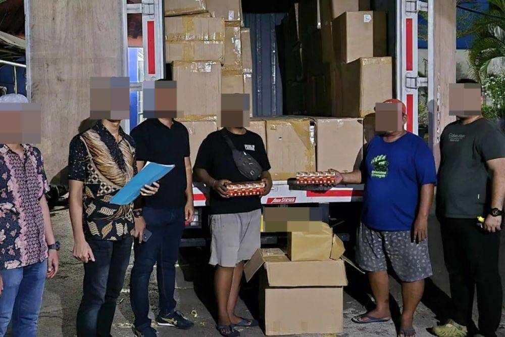 Bea Cukai Merak bersama Ditreskrimsus Polda Banten gagalkan pengiriman 2,4 juta batang rokok ilegal di Pelabuhan Penyebrangan Merak pada Jumat (8/11/2024). (Dok. Bea Cukai)