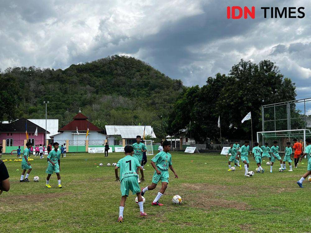 Borussia Dortmund Latih Pemain dan Pelatih Sepak Bola di Sumbawa Barat