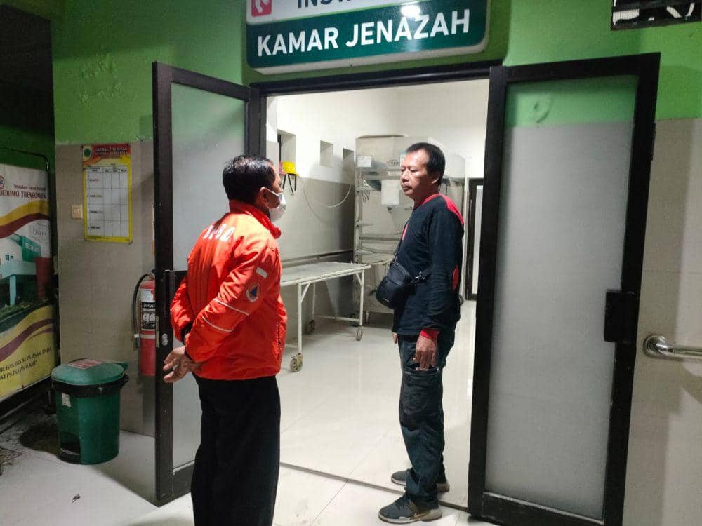 Petugas berada di kamar jenazah RSUD dr Soedomo Trenggalek. IDN Times/ istimewa