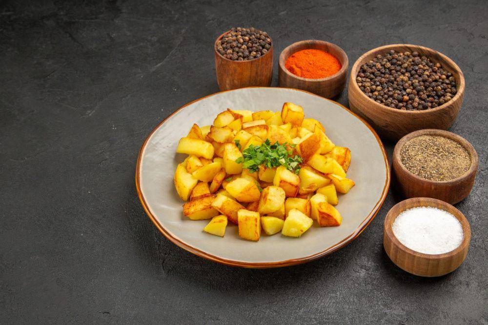 Bahan-bahan jeera aloo (freepik.com/kamranaydinov)
