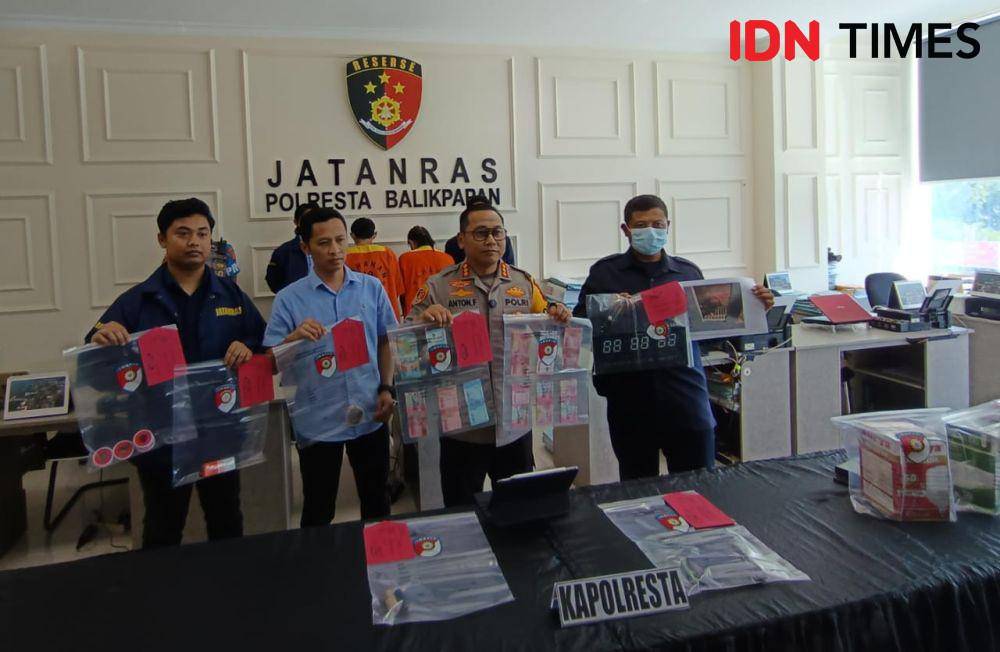 Uang tunai dan sejumlah barang bukti diamankan polisi dari TKP. (IDN Times/Erik Alfian)