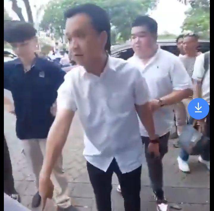 Pelaku yang meminta Siswa SMAK Gloria 2 Surabaya menggonggong. (Dok. Istimewa)