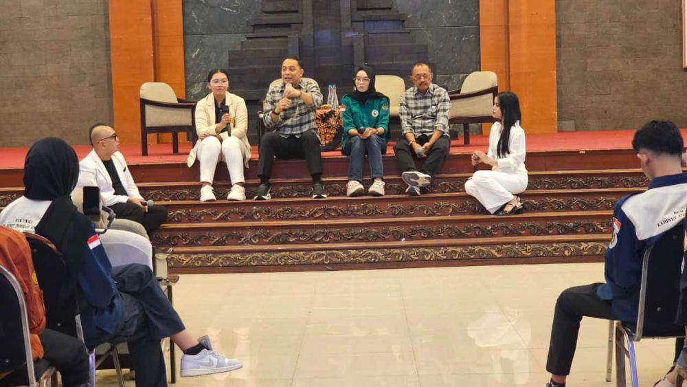 Mahasiswa UWKS Cecar Eri-Armuji Masalah Keamanan di Surabaya