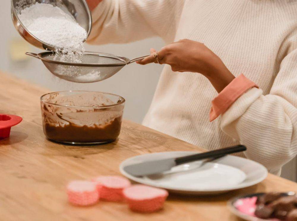 ilustrasi membuat adonan cente manis cokelat (pexels.com/Andres Ayrton)