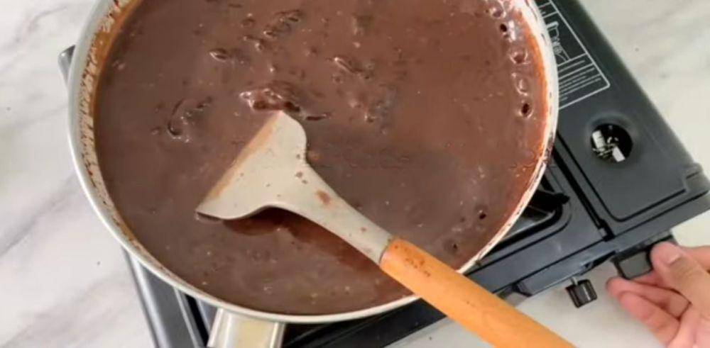 ilustrasi masak adonan cente manis cokelat (YouTube.com/Chalistaa Kitchen)