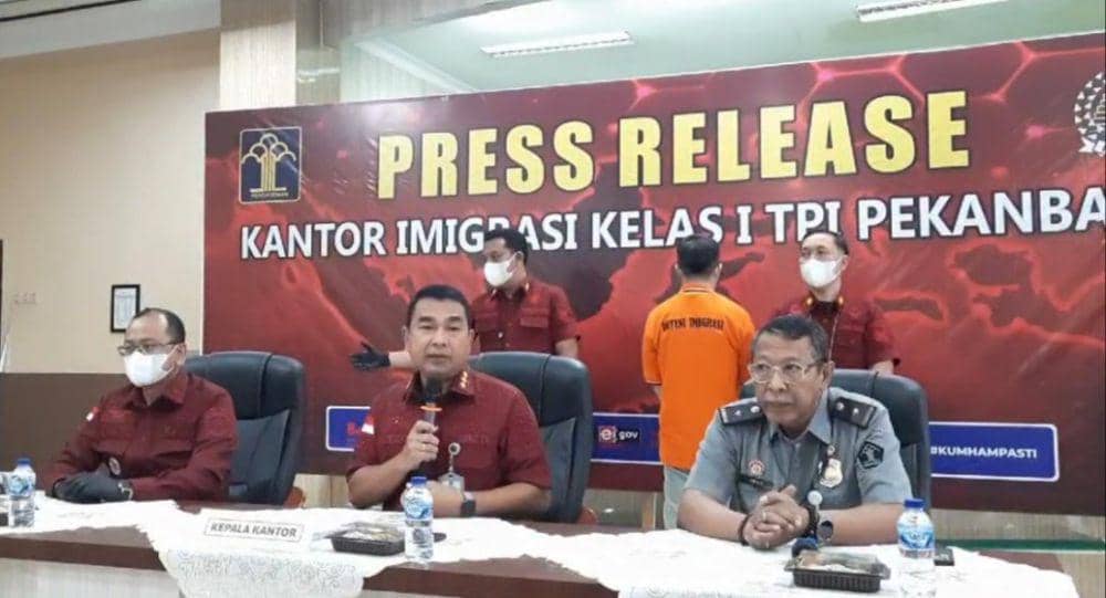 Kepala Kantor Imigrasi TPI Pekanbaru Hubertus HM saat menerangkan perkara Chan Chee Keen Kenneth alias Ken Chaniago (IDN Times/ Fanny Rizano)