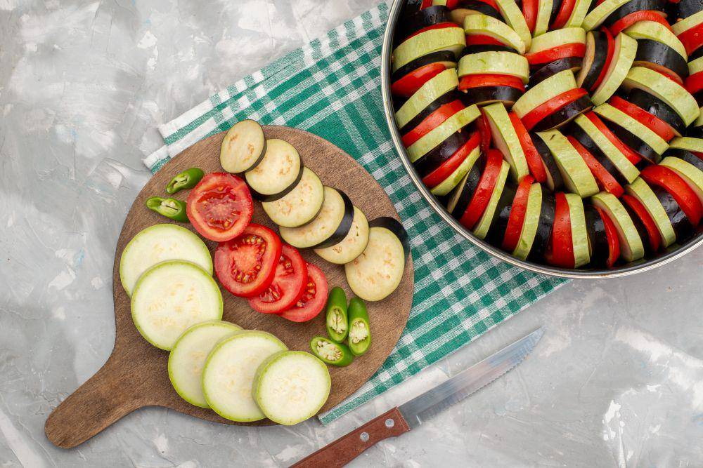 ilustrasi bahan ratatouille (freepik.com/KamranAydinov)
