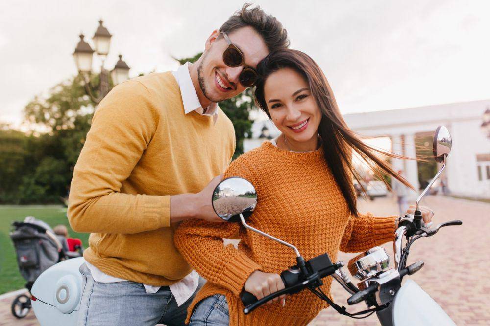 ilustrasi pasangan naik sepeda motor (freepik.com/Lookstudio)