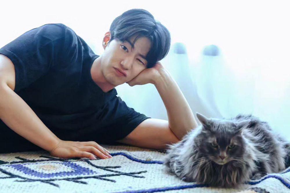Berpulang, 7 Potret Kenangan Song Jae Rim dengan Kucing Kesayangannya