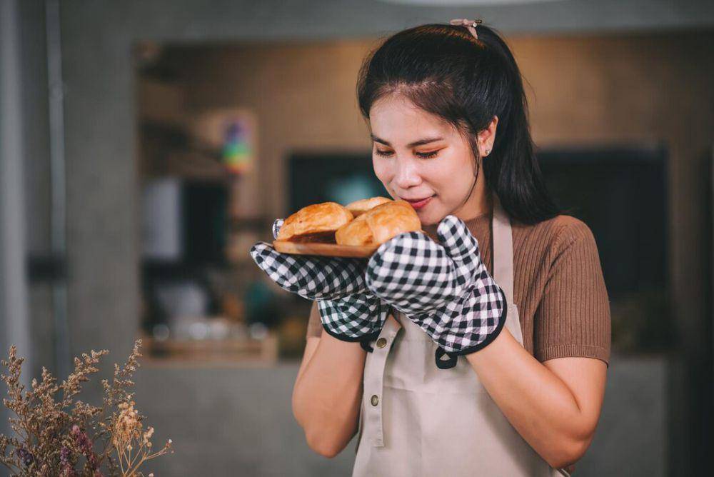 ilustrasi seorang wanita memegang roti (freepik.com/partystock)