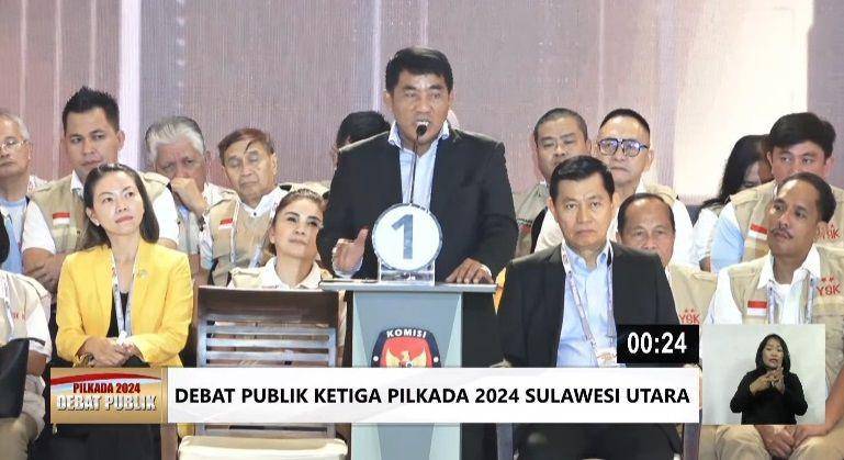Calon Gubernur Sulawesi Utara nomor urut 1, Yulius Selvanus Lumbaa-Komaling, saat debat ketiga Pilgub Sulut 2024, Selasa (12/11/2024). Dok. KPU Sulut