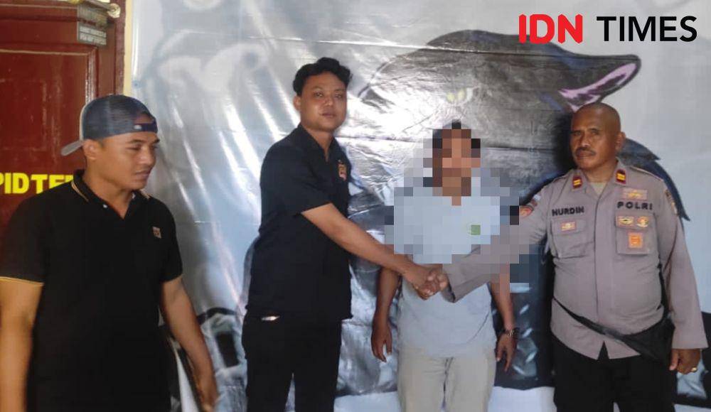Foto terduga pelaku saat diserahkan oleh Kapolsek Bolo, Iptu Nurdin ke Unit PPA Satreskrim Polres Bima (Dok/Polsek Bolo)