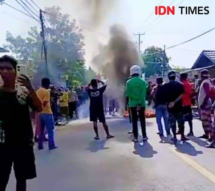 Foto keluarga korban saat melakukan blokade jalan setempat (Dok/Istimewa)