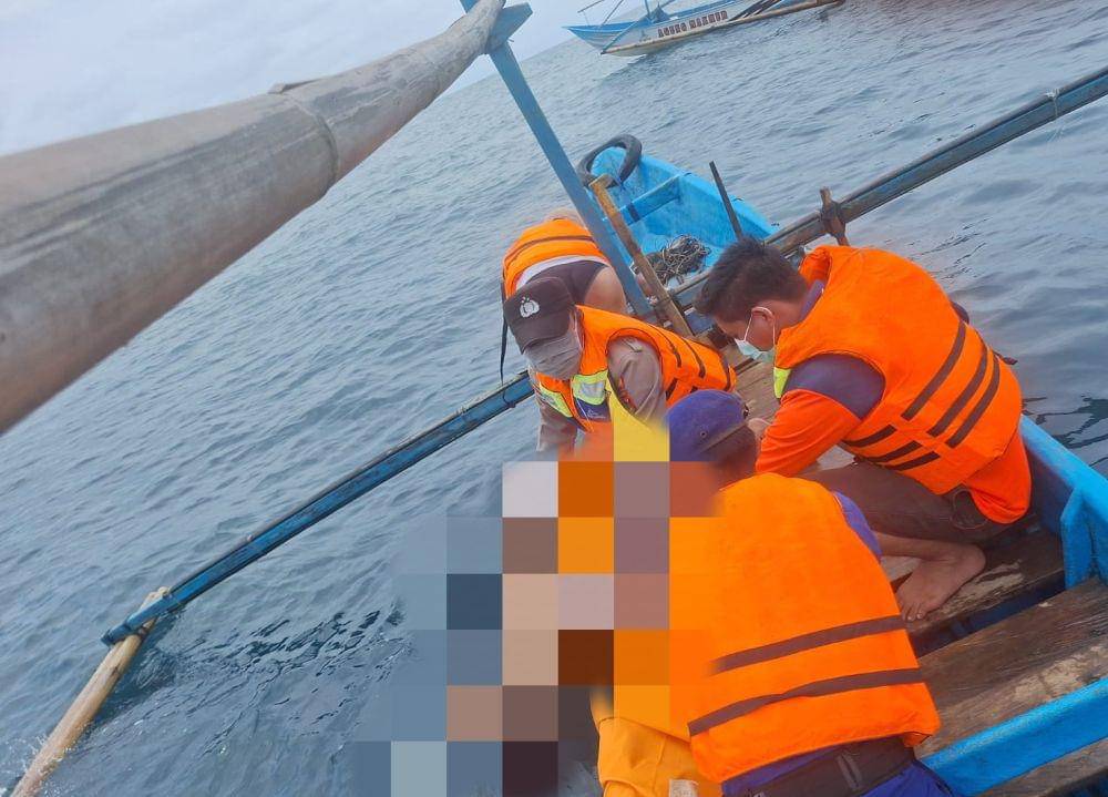 Proses evakuasi temuan mayat pria anonim di perairan laut Tanjung Setia, Pesisir Barat. (Dok. Polres Pesibar).