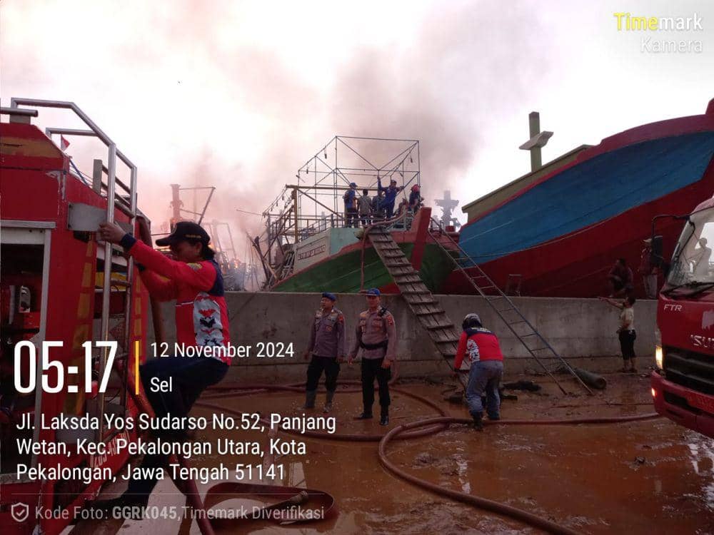 Kondisi dermaga Nusantara Pekalongan dengan kondisi kapal nelayan yang terbakar. (IDN Times/Dok Humas Polda Jateng)
