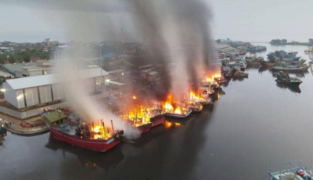 Penampakan deretan kapal nelayan di dermaga Nusantara Pekalongan yang terbakar. (IDN Times/Dok Humas Polda Jateng)