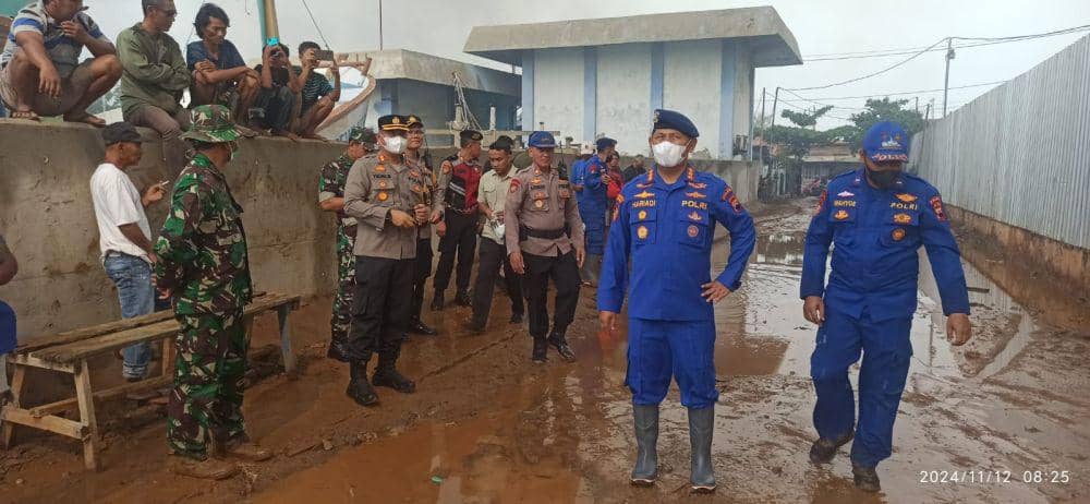 Kapolres Pekalongan Kota, AKBP Prayudha Widiatmoko dan Dirpolairud Polda Jateng Kombes Pol Hariadi mengecek belasan kapal nelayan Pekalongan yang terbakar. (IDN Times/Dok Humas Polda Jateng)