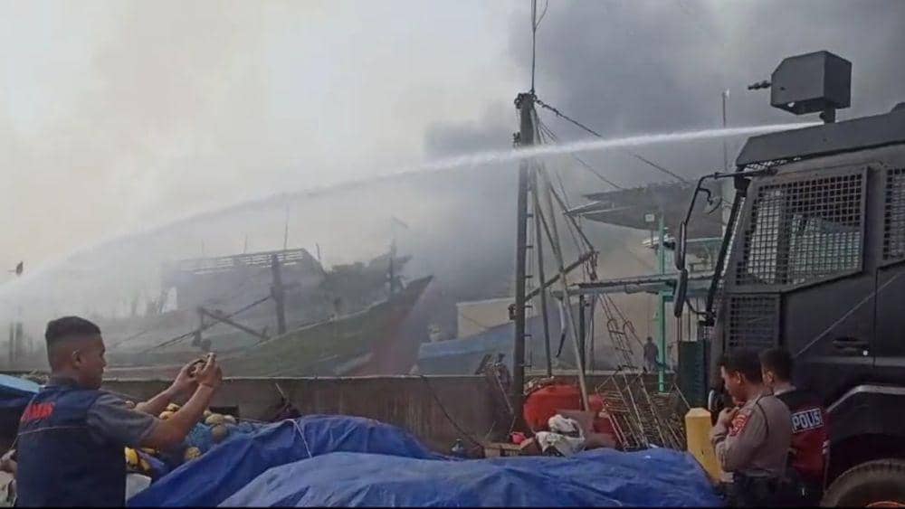 Dipicu Korsleting Listrik, 12 Kapal Nelayan Pekalongan Ludes Terbakar