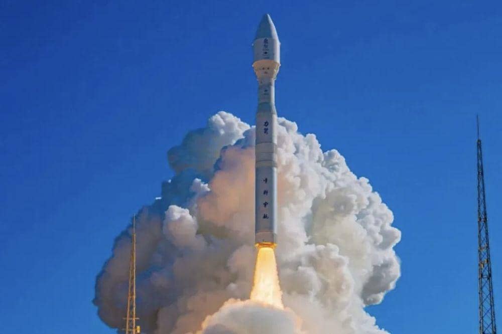 Roket Lijian-1 Y5 membawa total 15 satelit, termasuk Xiguang-1 04 pada Senin (11/11/2024). (x.com/China Focus)