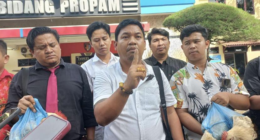 Tim Paslon Satika-Sarlandy Laporkan Kapolres Taput ke Propam Polda