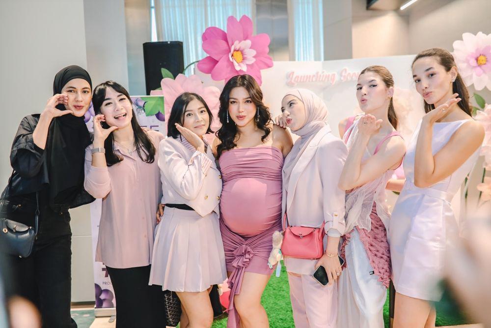 9 Gaya Artis yang Datang di Baby Shower Jessica Iskandar, Cute!