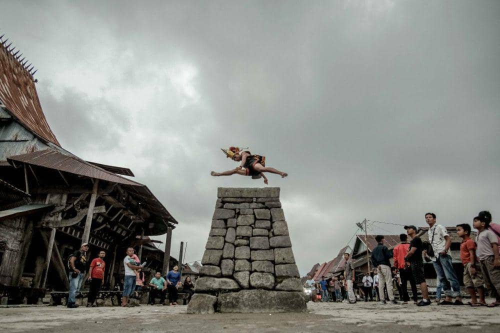 Tradisi lompat batu di Nias (wonderfulimages.kemenparekraf.go.id/Kemenparekraf)