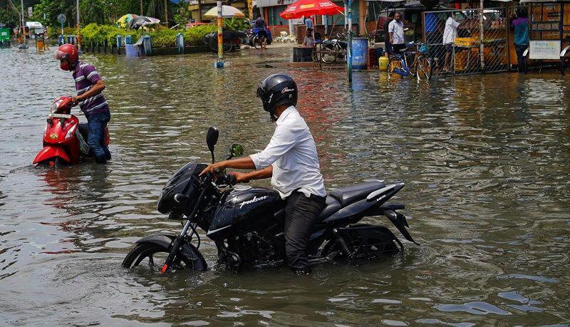 Apakah Motor Terendam Banjir Harus Ganti Oli? Ini Faktanya
