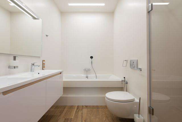 ilustrasi kamar mandi berkeramik motif kayu (pexels.com/Max Vakhtbovycn)
