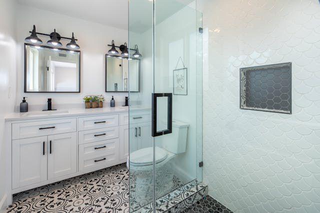 ilustrasi kamar mandi berkeramik motif moroccan (pexels.com/Terry Magallanes)