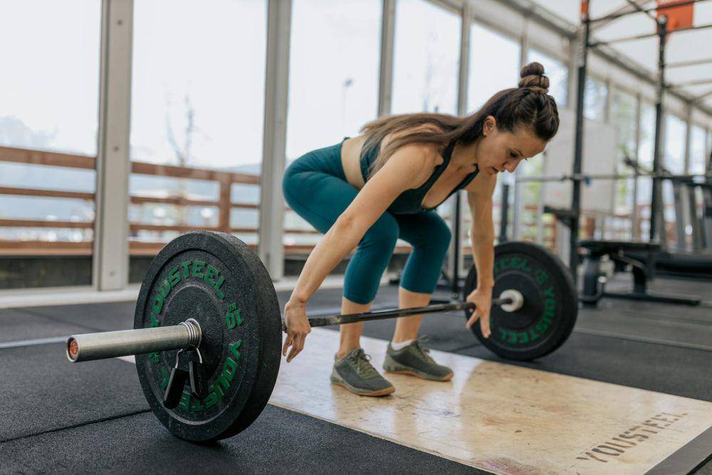 Angkat beban (pexels.com/Anastasia Shuraeva)
