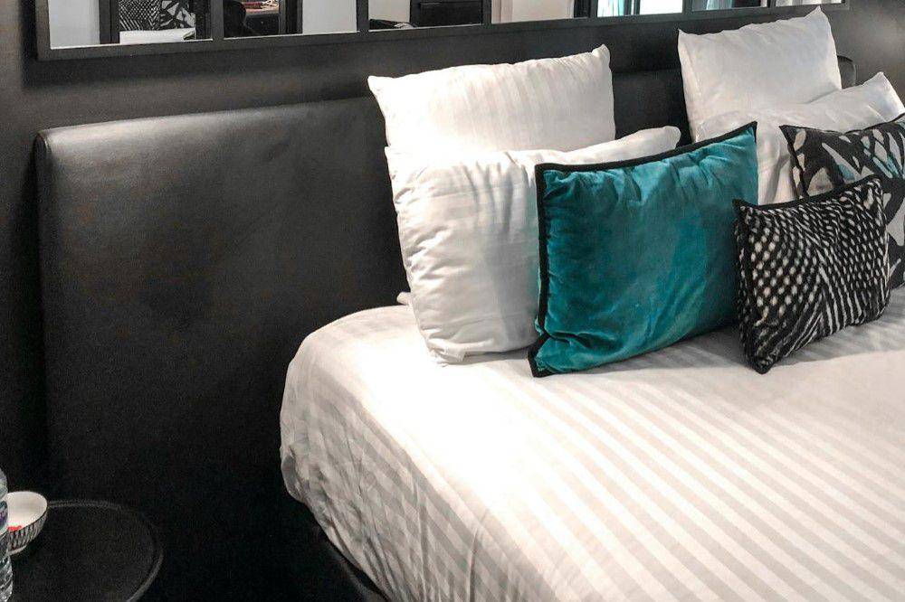 Motif salur pada sprei katun dobby (pexels.com/Vincent Rivaud)