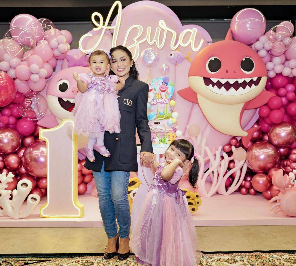 Ulang tahun pertama Azura Atta. (Instagram.com/krisdayantilemos)