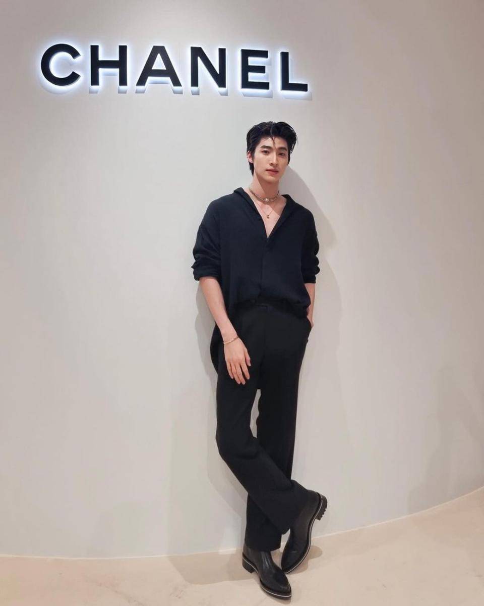 gaya french tuck ala Blue Pongtiwat (instagram.com/blue_pongtiwat)