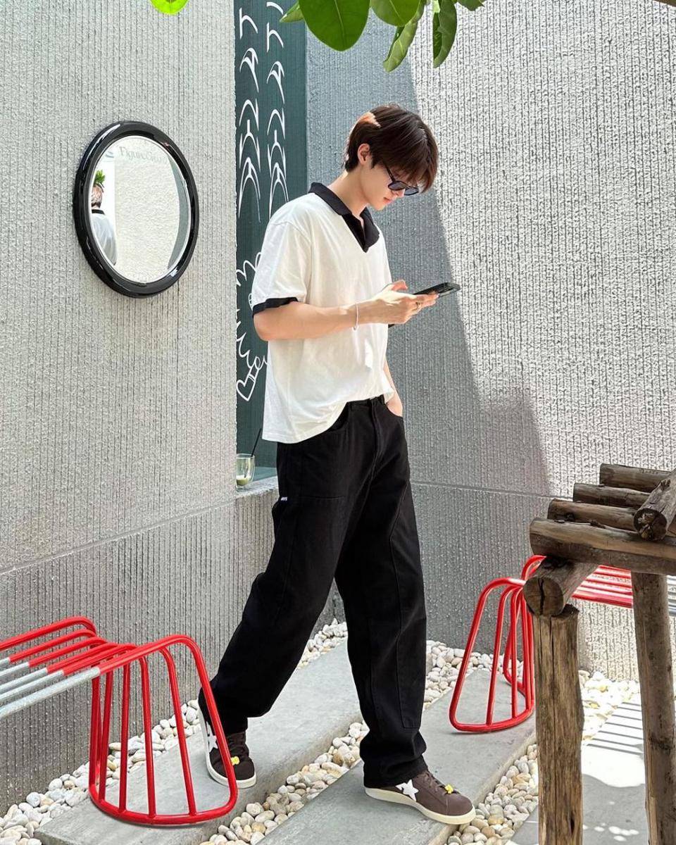 gaya french tuck ala Blue Pongtiwat (instagram.com/blue_pongtiwat)