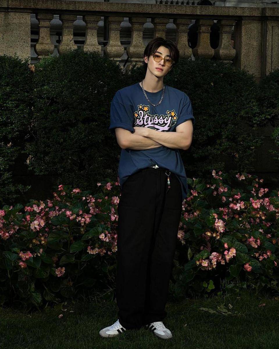 gaya french tuck ala Blue Pongtiwat (instagram.com/blue_pongtiwat)