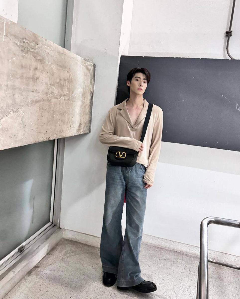 gaya french tuck ala Blue Pongtiwat (instagram.com/blue_pongtiwat)