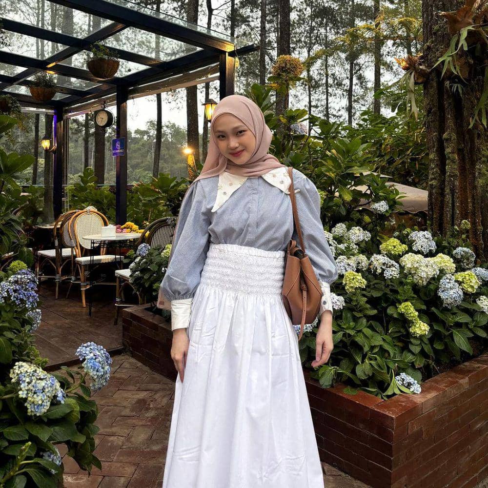 OOTD Jule saat ngafe cantik (instagram.com/juliaprt7)