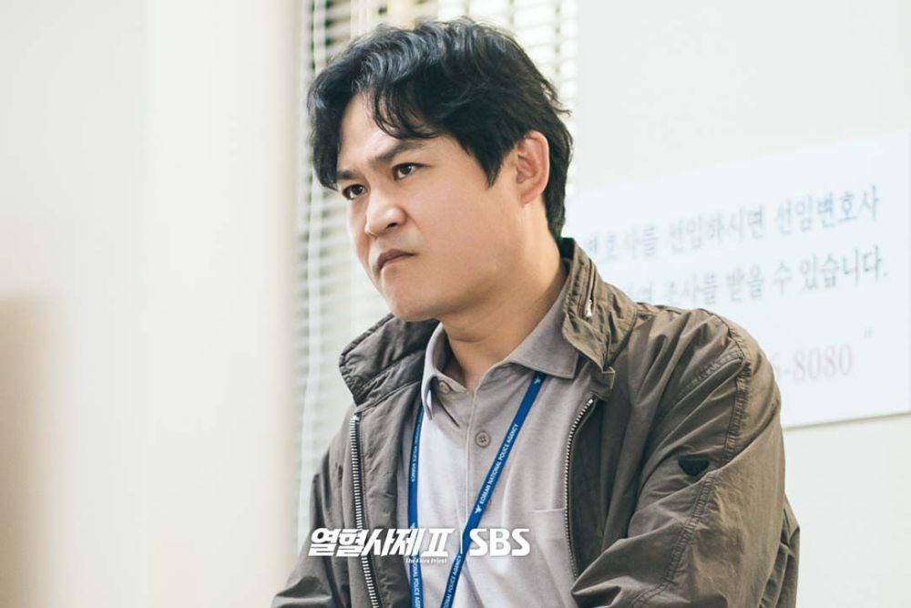 Kim Sung Kyun di drama The Fiery Priest 2 (instagram.com/sbsdrama.official)