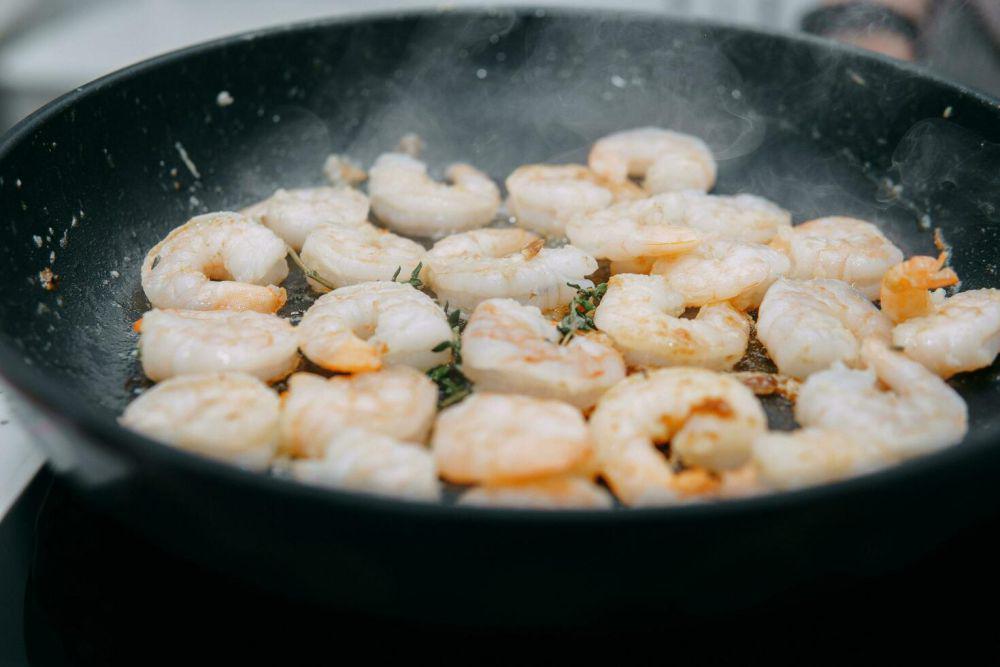 ilustrasi memasak udang (vecteezy.com/nutka19882801311)