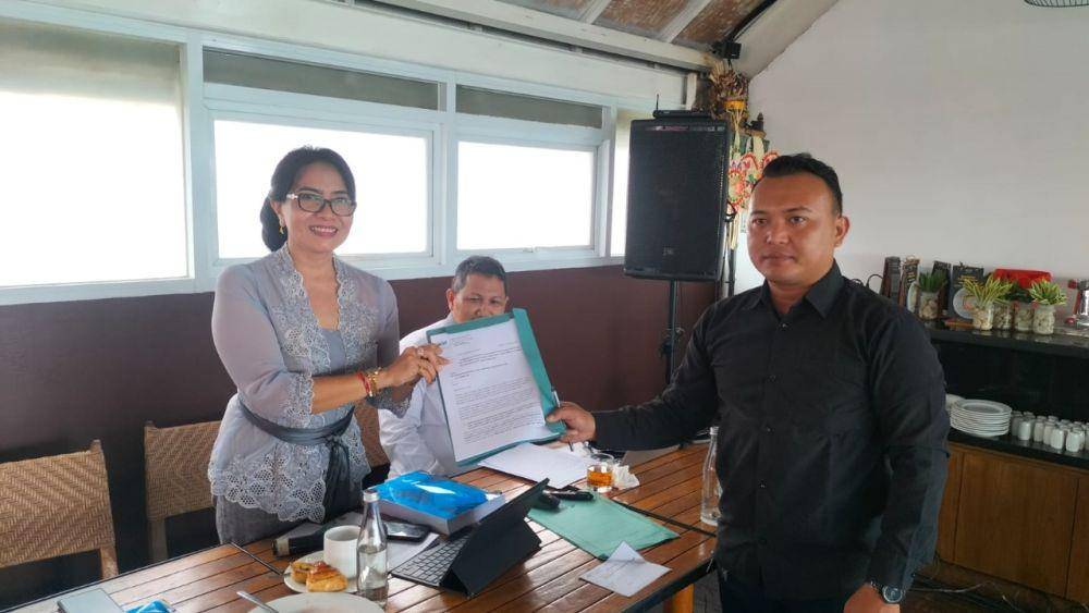 Perwakilan DKLH Provinsi Bali, Ida Ayu Dewi Putri Ary dan Direktur Eksekutif WALHI Bali, Made Krisna Dinata. (Dokumentasi Walhi Bali
