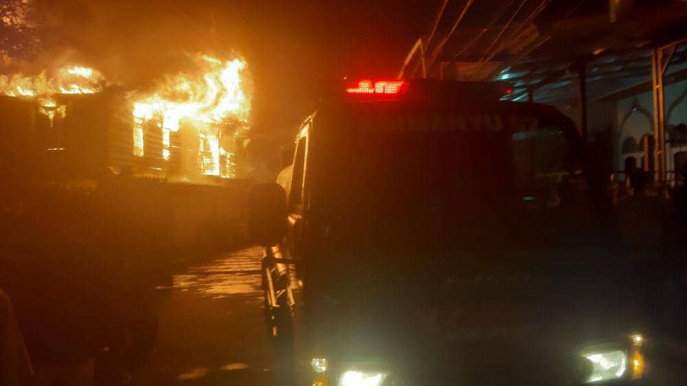 Akses menuju lokasi yang sempit membuat petugas sempat kesulitan. (Dok. Istimewa)
