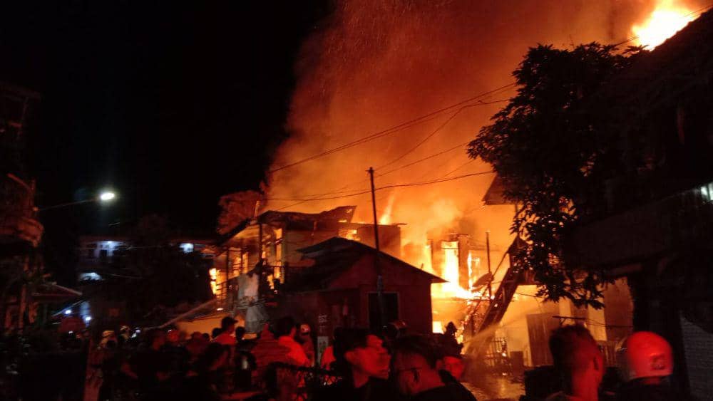 Api dengan cepat membesar karena myoritas rumah warga terbuat dari kayu. (Dok. Istimewa)