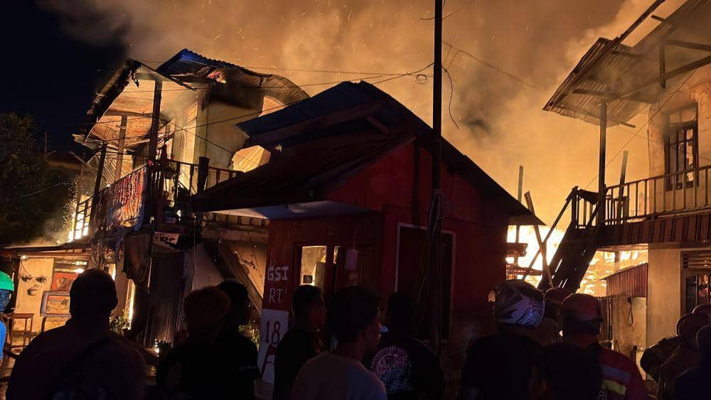 Petugas masih mendata jumlah rumah yang terbakar. (Dok. Istimewa)