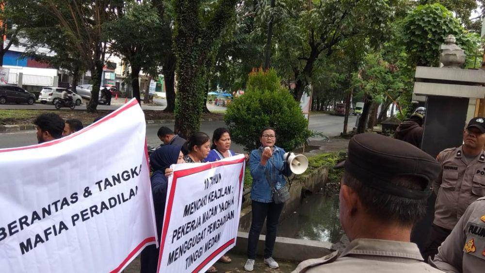 Eks buruh Macan Yaohan berunjuk rasa di depan Pengadilan Tinggi Medan, Selasa (12/11/2024). (Dok SAHDAR)