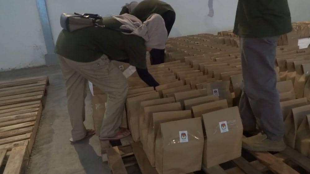 Petugas PPK dan PPS melakukan proses setting dan packing logistik Pilkada di Tulungagung. IDN Times/ Bramanta Pamungkas