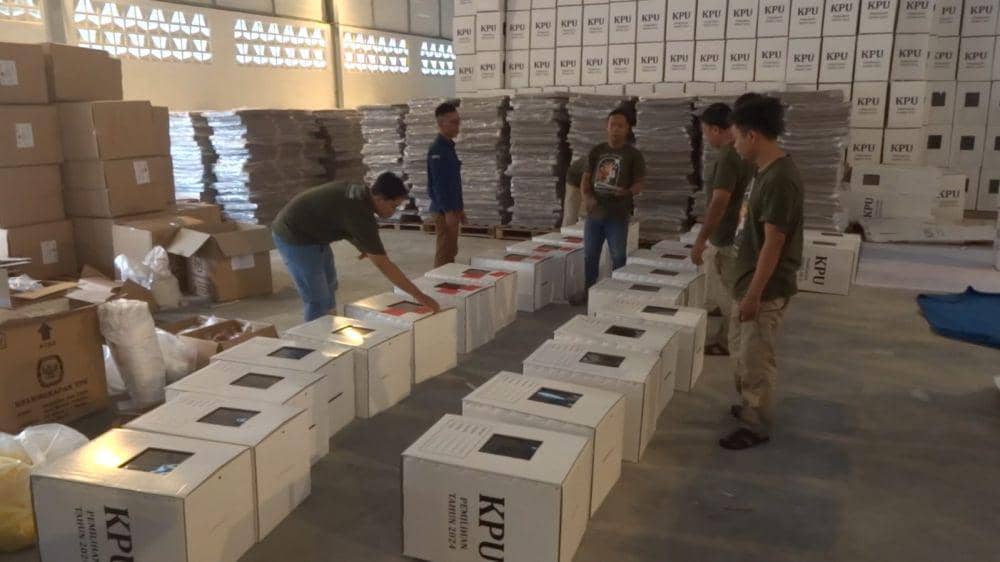 Petugas PPK dan PPS melakukan proses setting dan packing logistik Pilkada di Tulungagung. IDN Times/ Bramanta Pamungkas